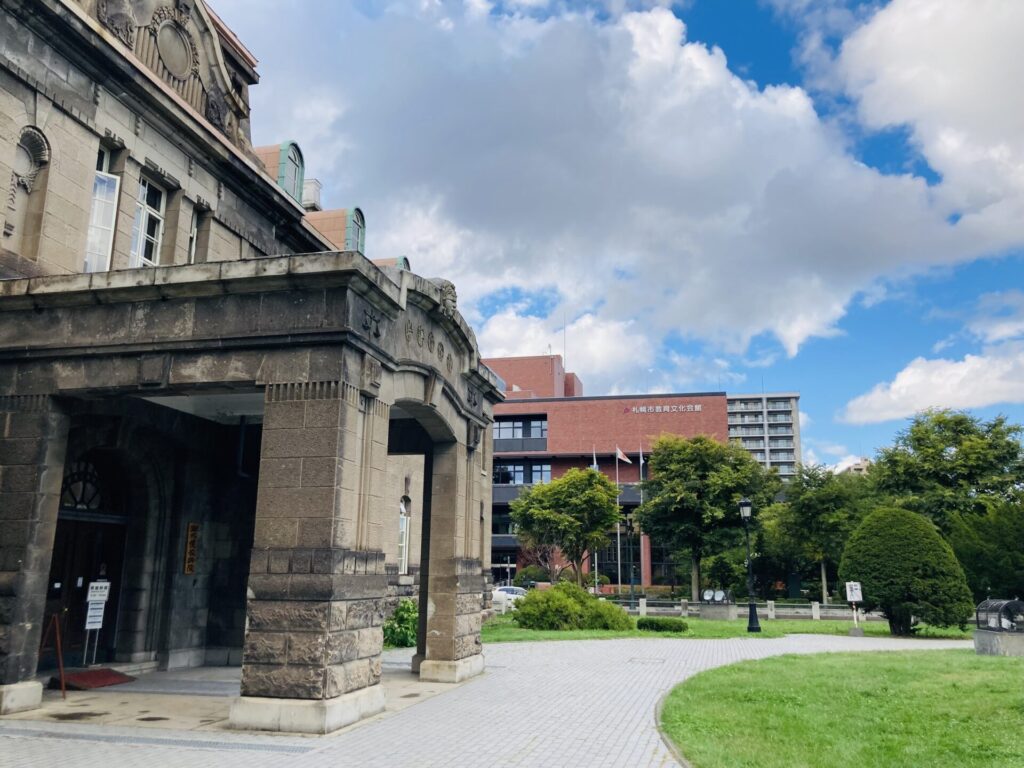 札幌市の会館風景（奥が市教育会館）